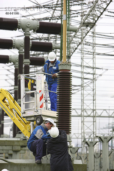 Arbeiter bei Wartungsarbeiten in einem Umspannwerk der ELE  Emscher Lippe Energie GmbH  RWE Tochter  Marl  Nordrhein-Westfalen  Deutschland  Europa