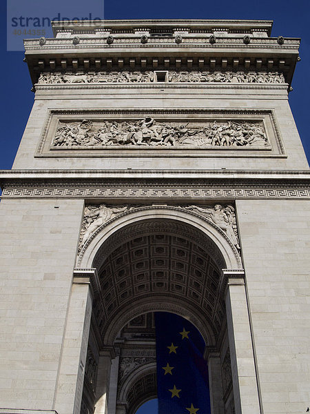 Detail vom Pariser Triumphbogen mit europäischer Flagge  Paris  Frankreich  Europa