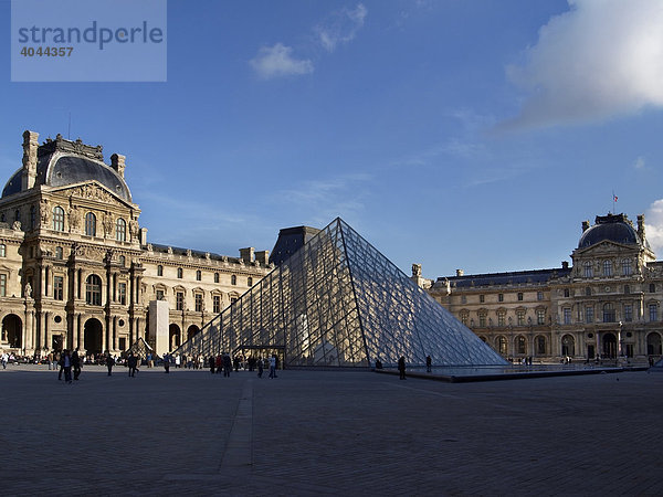 Innenhof vom Louvre mit Pyramide  Paris  Frankreich  Europa
