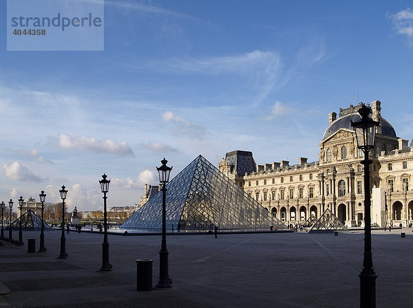 Innenhof vom Louvre mit Pyramide und kleinem Triumphbogen  Paris  Frankreich  Europa