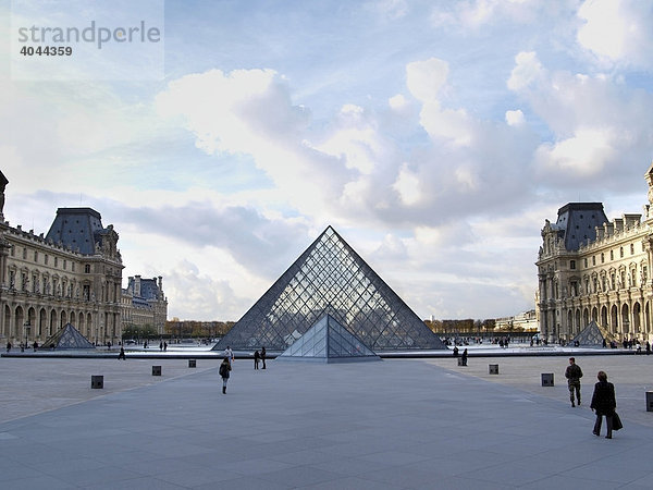 Innenhof vom Louvre mit Pyramide  Paris  Frankreich  Europa