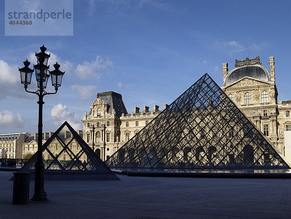 Innenhof des Louvre mit Pyramide  Paris  Frankreich  Europa