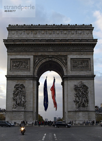Europäische und französische Flagge unter dem Pariser Triumphbogen  Paris  Frankreich  Europa