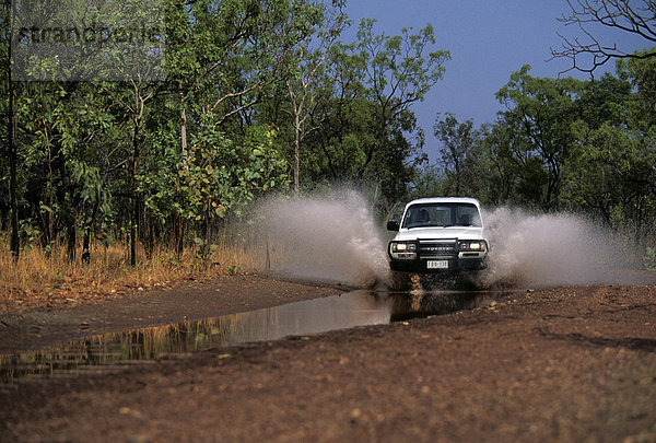 Geländewagen fährt im Outback durch Wasserloch  Northern Territory  Australien