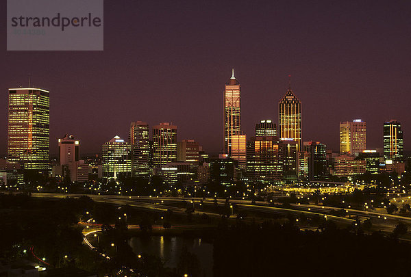Skyline von Perth im letzten Abendlicht  Westaustralien  Australien