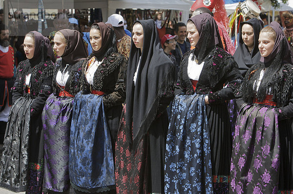 Junge Frauen in traditionellen Kostümen auf der Cavalcata Sarda in Sassari  Sardinien  Italien  Europa
