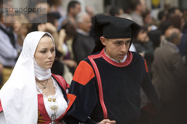 Paar in traditionellen Kostümen auf der Cavalcata Sarda in Sassari  Sardinien  Italien  Europa