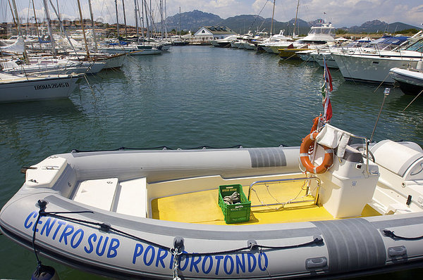 Segelboote und Motorbooten im Yachthafen von Porto Rotondo  Sardinien  Italien  Europa