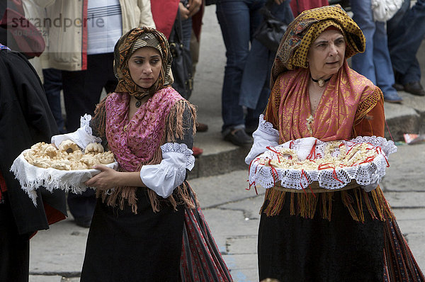 Frauen in traditionellen Kostüm mit Gebäck auf der Cavalcata Sarda in Sassari  Sardinien  Italien  Europa