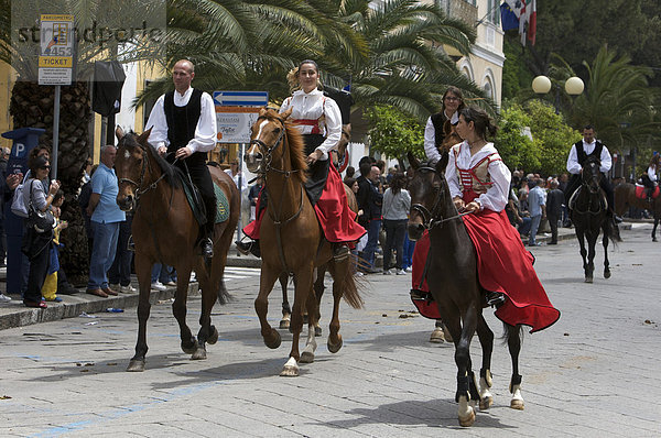 Reiter und Reiterinnen in traditionellen Kostümen auf der Cavalcata Sarda in Sassari  Sardinien  Italien  Europa