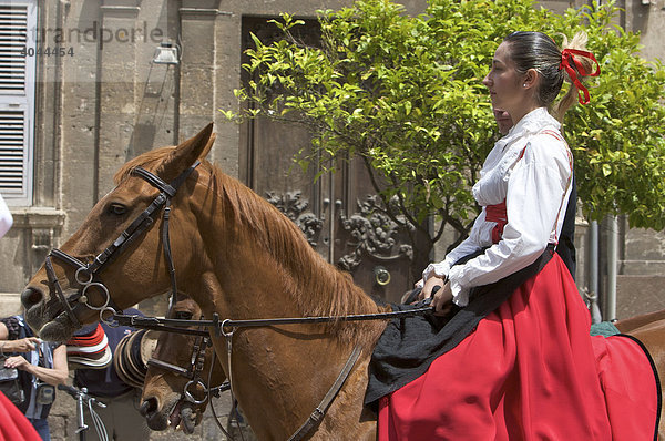 Reiterin in traditionellem Kostüm auf der Cavalcata Sarda in Sassari  Sardinien  Italien  Europa
