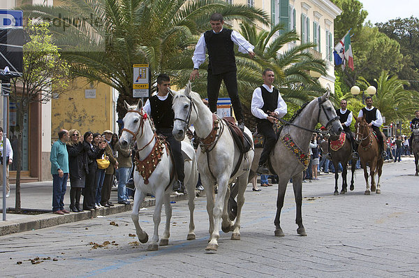 Reiter in traditionellen Kostümen auf der Cavalcata Sarda in Sassari  Sardinien  Italien  Europa