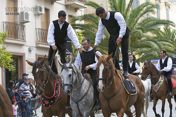 Reiter in traditionellen Kostümen auf der Cavalcata Sarda in Sassari  Sardinien  Italien  Europa
