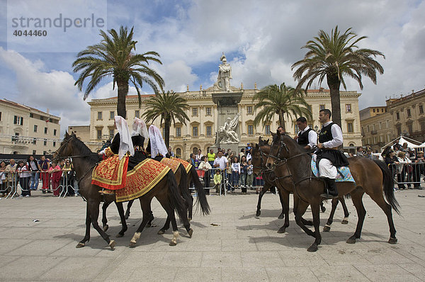 Reiter in traditionellen Kostümen auf der Cavalcata Sarda  auf dem Piazza Italia in Sassari  Sardinien  Italien  Europa