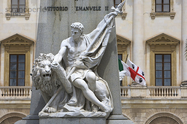 Monument Vittorio Emanuele II  vor dem neoklassizistischen Palazzo della Provincia  Piazza Italia  Sassari  Sardinien  Italien  Europa