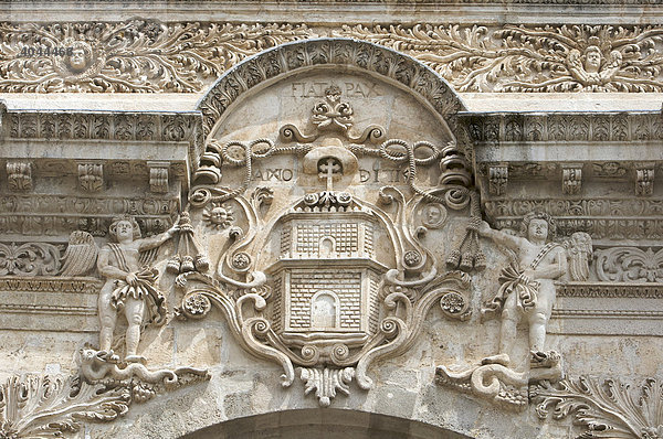 Relief uÌˆber dem Eingangsportal vom Dom San Nicola  Cattedrale Turritana Sassari  Sardinien  Italien  Europa