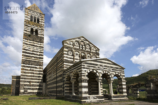 Basilica della Santissima Trinità di Saccargia  zwischen den Orten Ploaghe und Codrongianus im Logudoro  Provinz Sassari  Sardinien  Italien  Europa