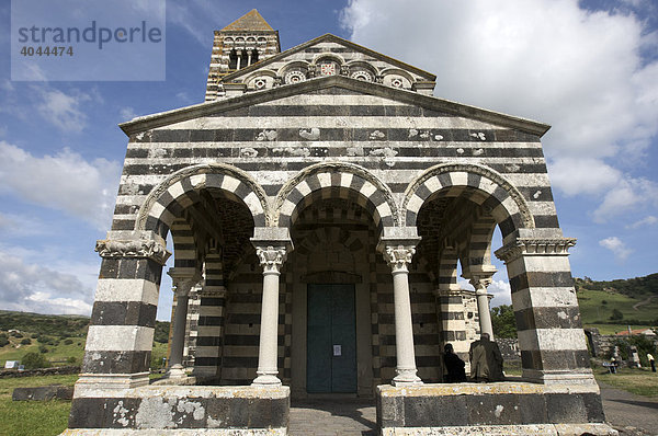 Basilica della Santissima Trinità di Saccargia  zwischen den Orten Ploaghe und Codrongianus im Logudoro  Provinz Sassari  Sardinien  Italien  Europa