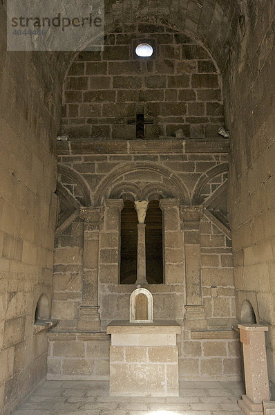 Altar in der romanischen Basilika San Antioco di Bisarcio  Ozieri  Sardinien  Italien  Europa