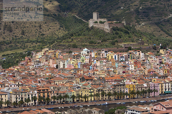Blick über Altstadt von Bosa mit Festung  Sardinien  Italien  Europa