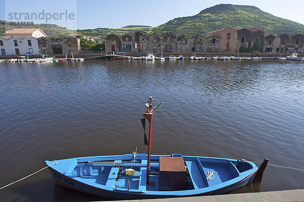 Fischerboot auf dem Fluss Telmo in Bosa  dahinter alte Gerberhäuser  Sardinien  Italien  Europa