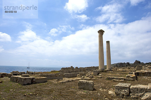 Ausgrabungen von Tharros  römische Siedlung  zwei rekonstruierte Säulen  Sardinien  Italien  Europa