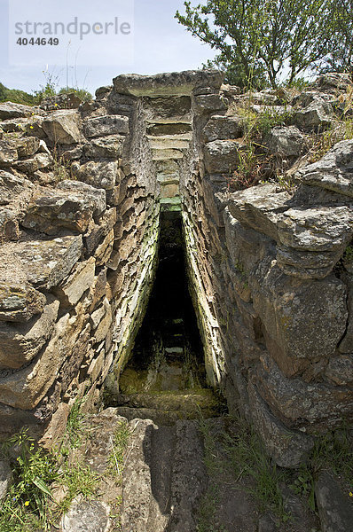 Treppe zum Quellraum  heiliger Brunnen Sa Testa bei Olbia  Sardinien  Italien  Europa