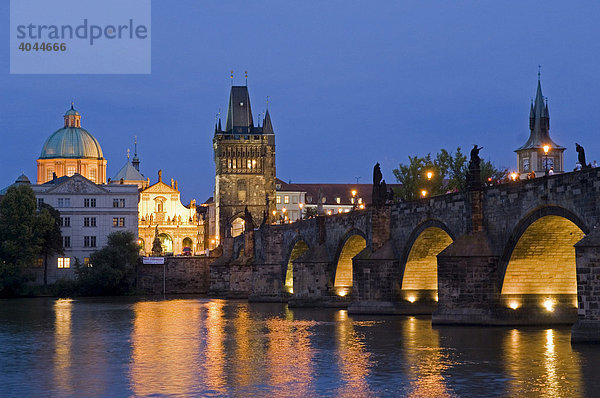 Die Karlsbrücke in Prag  Tschechische Republik  Europa