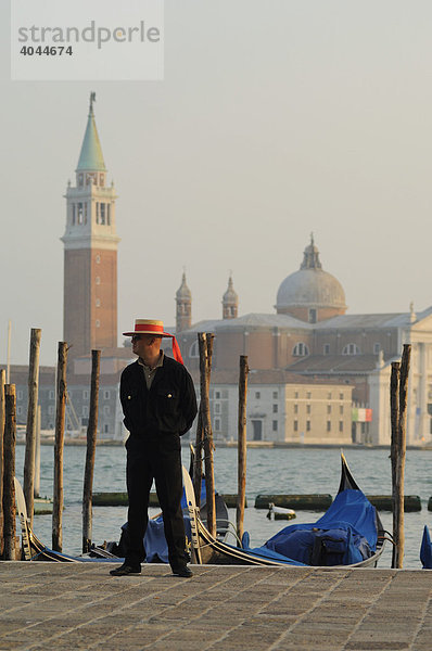 Gondoliere wartet auf Kundschaft  dahinter die Kirche San Giorgio Maggiore  Venedig  Italien  Europa