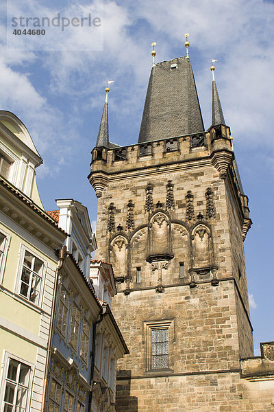 Gothischer Turm  Karlsbrücke  Prag  Tschechien  Europa
