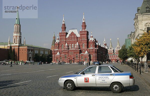 Polizeiauto auf dem Roten Platz  hinten das Historische Museum  Moskau  Russland  Eurasien
