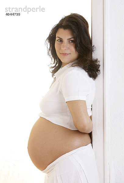 Hochschwangere Frau im 8. Monat