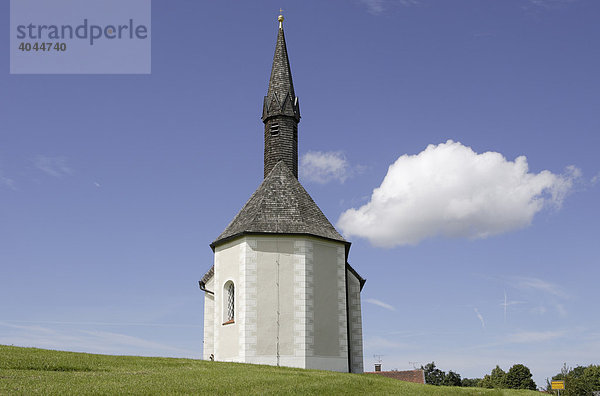 Kirche  Kapelle in Kleinhartpenning in der Nähe von Holzkirchen  weißblauer bayerischer Himmel  Oberland  Bayern  Deutschland  Europa