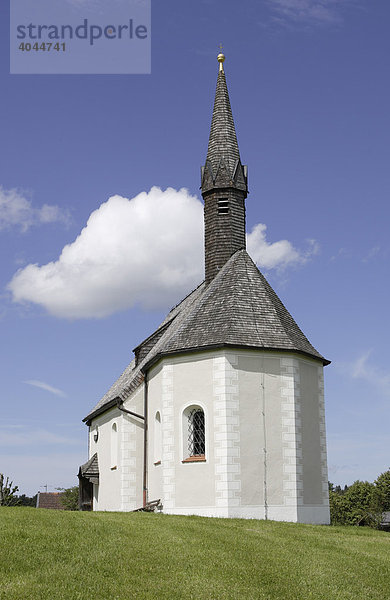 Kirche  Kapelle in Kleinhartpenning in der Nähe von Holzkirchen  weißblauer bayerischer Himmel  Oberland  Bayern  Deutschland  Europa