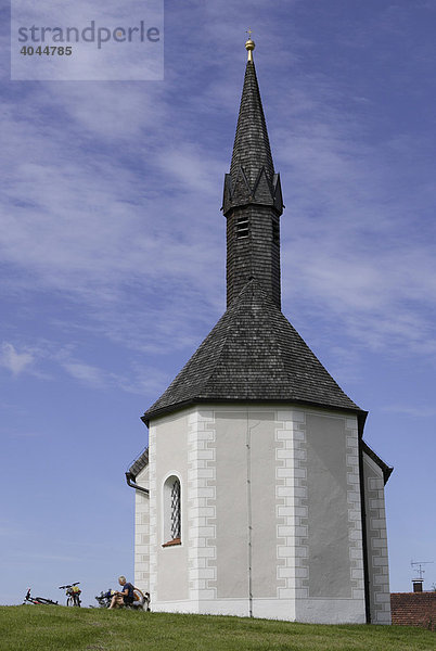Kirche  Kapelle in Kleinhartpenning in der Nähe von Holzkirchen  Oberland  Bayern  Deutschland  Europa