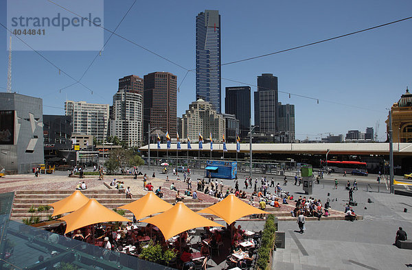 Blick über Federation Square Richtung Southgate Complex und den Eureka Tower  Melbourne  Victoria  Australien