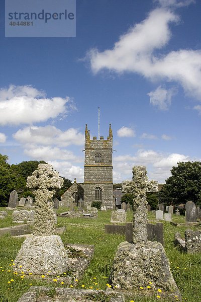 Kirche von Perranuthnoe mit Friedhof  Perranuthnoe  Cornwall  Großbritannien  Europa