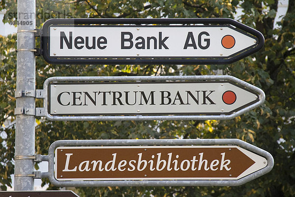 Hinweisschilder zu Neue Bank  Centrum Bank und Landesbibliothek  Vaduz  Liechtenstein  Europa