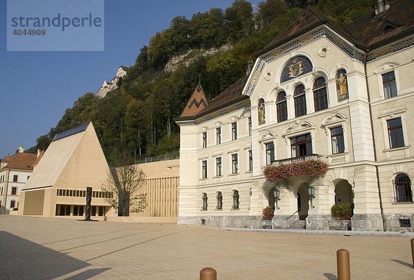 Liechtensteiner Landtag  links  und Regierungsgebäude  rechts  Vaduz  Liechtenstein  Europa