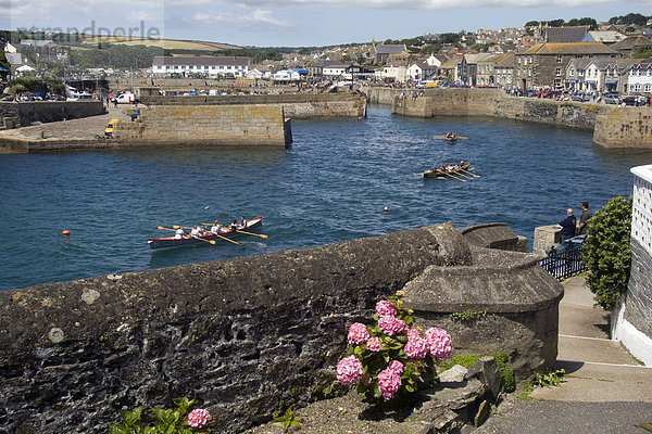 Ruderboote im Hafen von Porthleven  Cornwall  England  Großbritannien  Europa