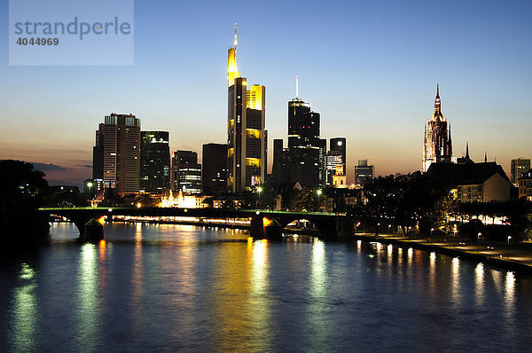 Skyline Bankenviertel bei Nacht  rechts Frankfurter Kaiserdom  Frankfurt  Deutschland  Europa