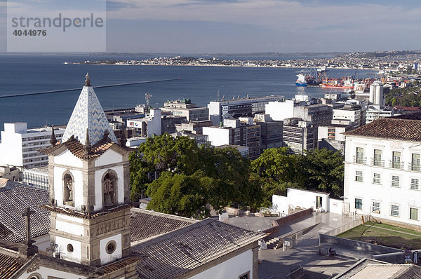 Blick über Ober- und Unterstadt Salvador de Bahia auf den Hafen und die Bucht Baia de Todos os Santos  Bahia  Brasilien  Südamerika