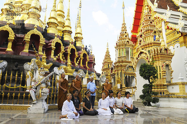 Besucher im Tempel Wat Phrathat Suthonamongkhonkhiri  Tambon  District Denchai  Thailand  Asien