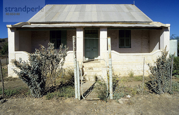 Verlassenes kleines Wohnhaus mit Wellblechdach  Halbwüste Große Karoo  Kapprovinz  Südafrika  Afrika
