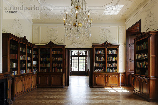 Historische Bibliothek in der Hochburg von Wasserschloss Dyck  Jüchen  Rheinland  Nordrhein-Westfalen  Deutschland  Europa