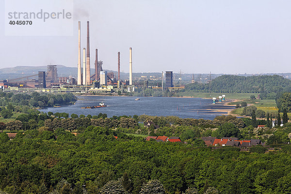 Rhein und Industrielandschaft Alsumer Berg  Duisburg-Hamborn  Blick von der Halde Rheinpreussen  Nordrhein-Westfalen  Deutschland  Europa
