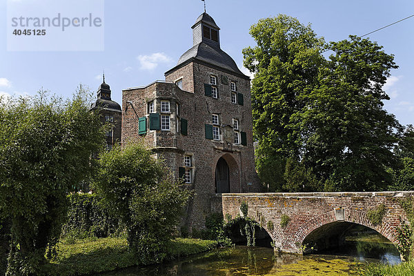 Wasserschloss Myllendonck  mittelalterlicher Torturm mit Brücke  Mönchengladbach  Niederrhein  Nordrhein-Westfalen  Deutschland  Europa
