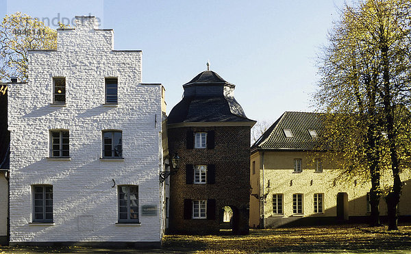 Mittelalterliche Häuser  Suitbertus-Stiftsplatz  Düsseldorf-Kaiserswerth  Niederrhein  Nordrhein-Westfalen  Deutschland  Europa