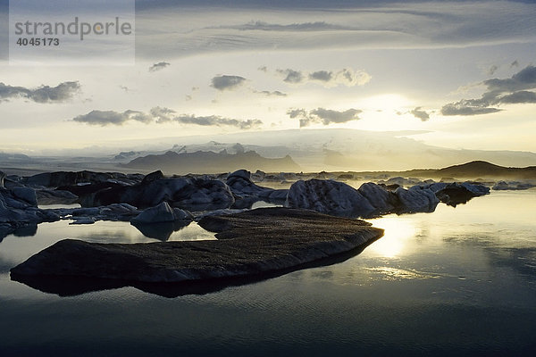 Eisberge treiben auf einem Gletschersee  Sonnenuntergang  Jökulsárlón am Fuße des Vatnajökull  Island  Europa