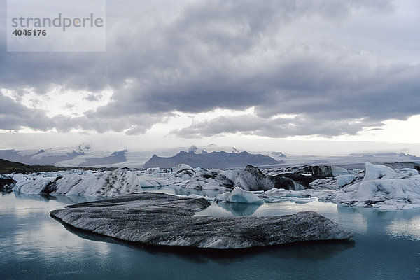 Mehrfarbige Eisberge treiben auf einem Gletschersee  Jökulsárlón am Fuße des Vatnajökull  Island  Europa